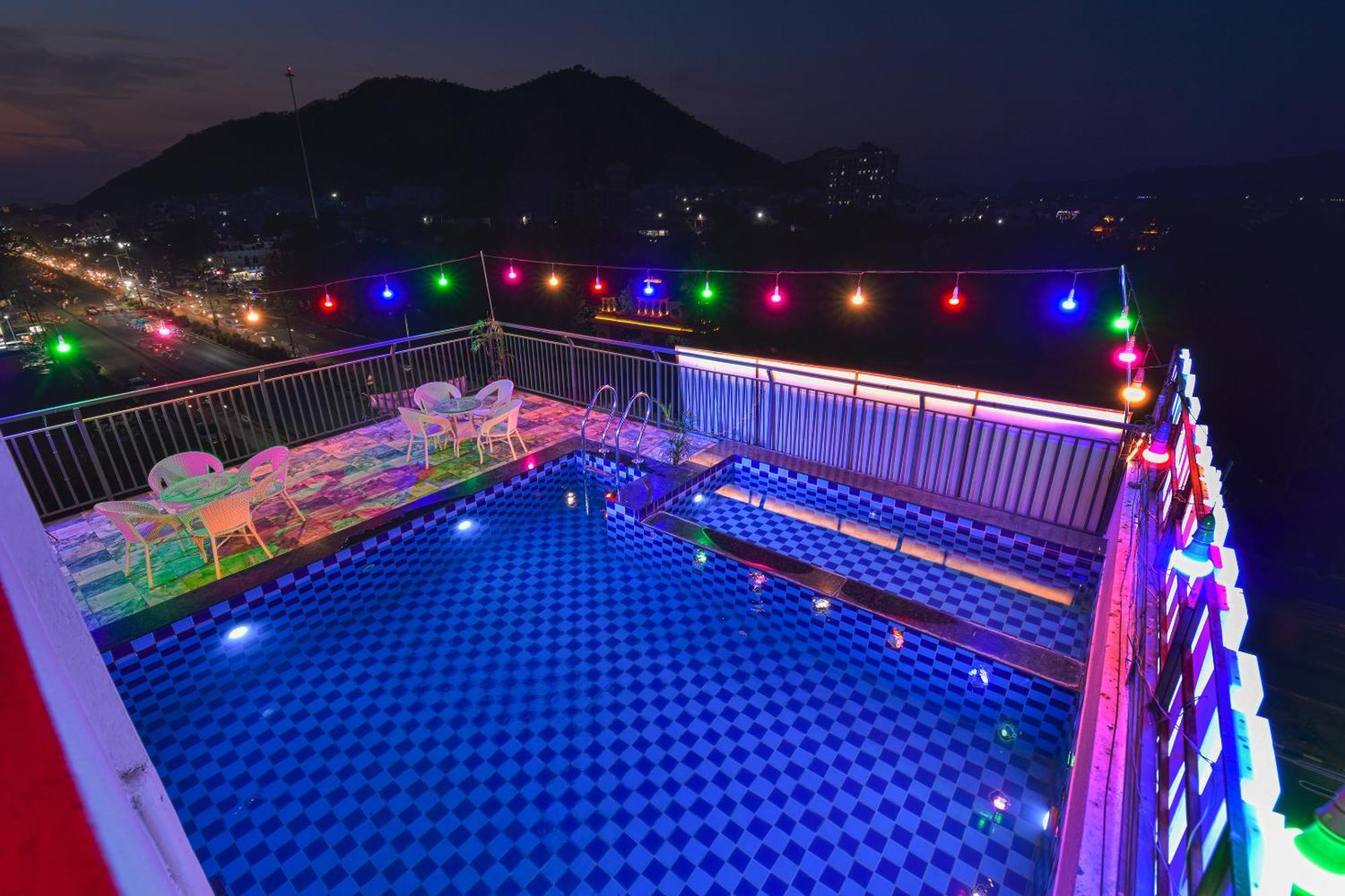 Hotel Remark Udaipur Esterno foto